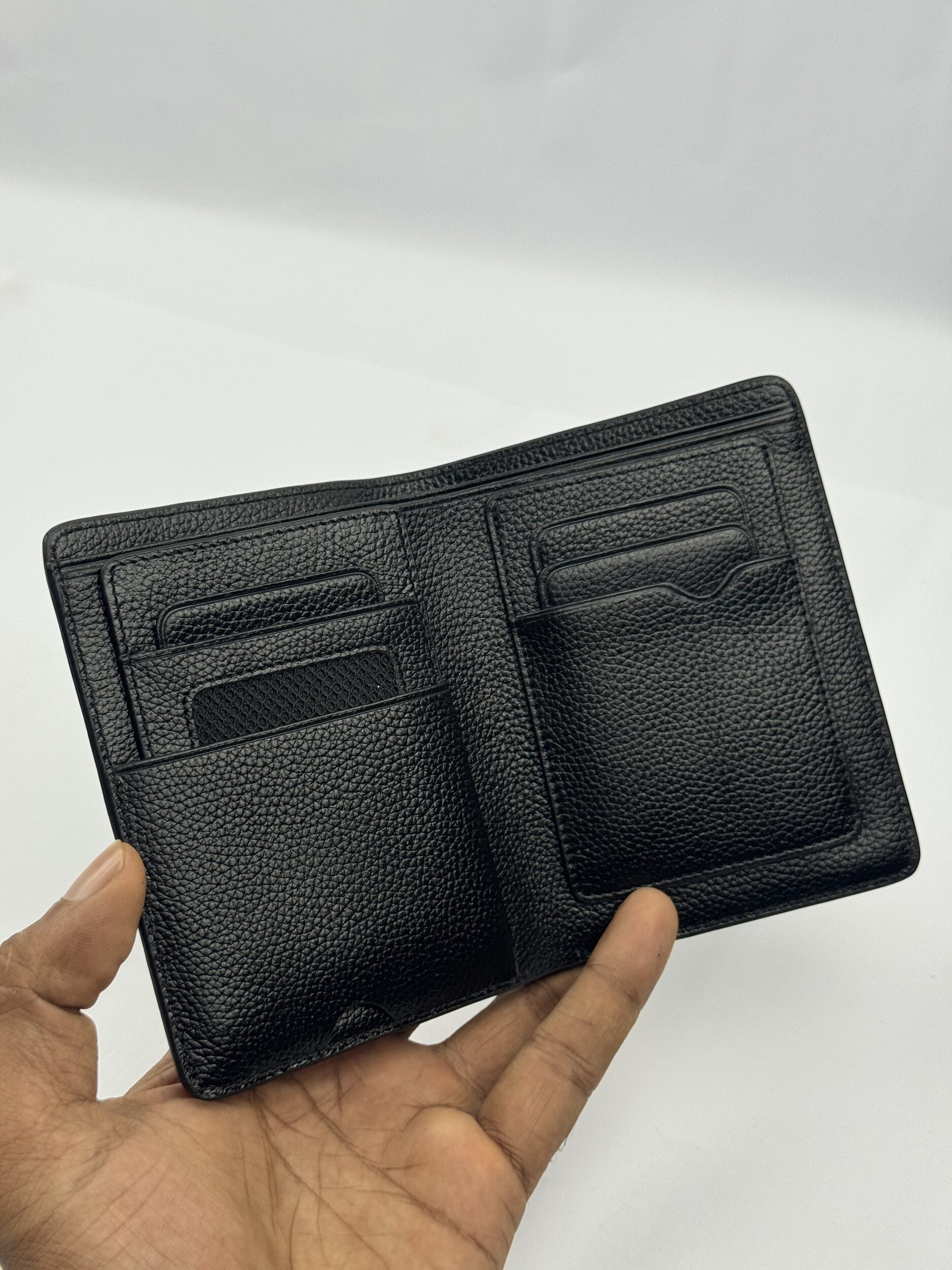 Manifiquo Pebble Grain Black Leather Bi-fold Wallet