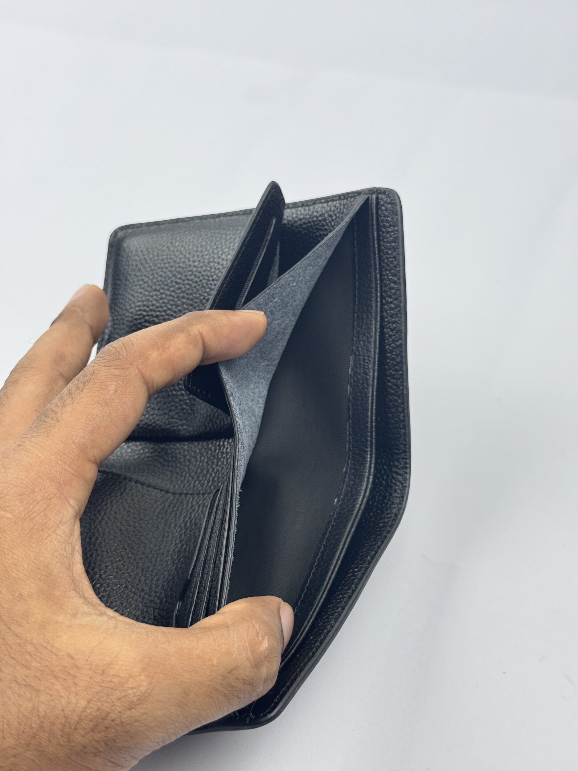 Manifiquo Pebble Grain Black Leather Bi-fold Wallet - Image 5