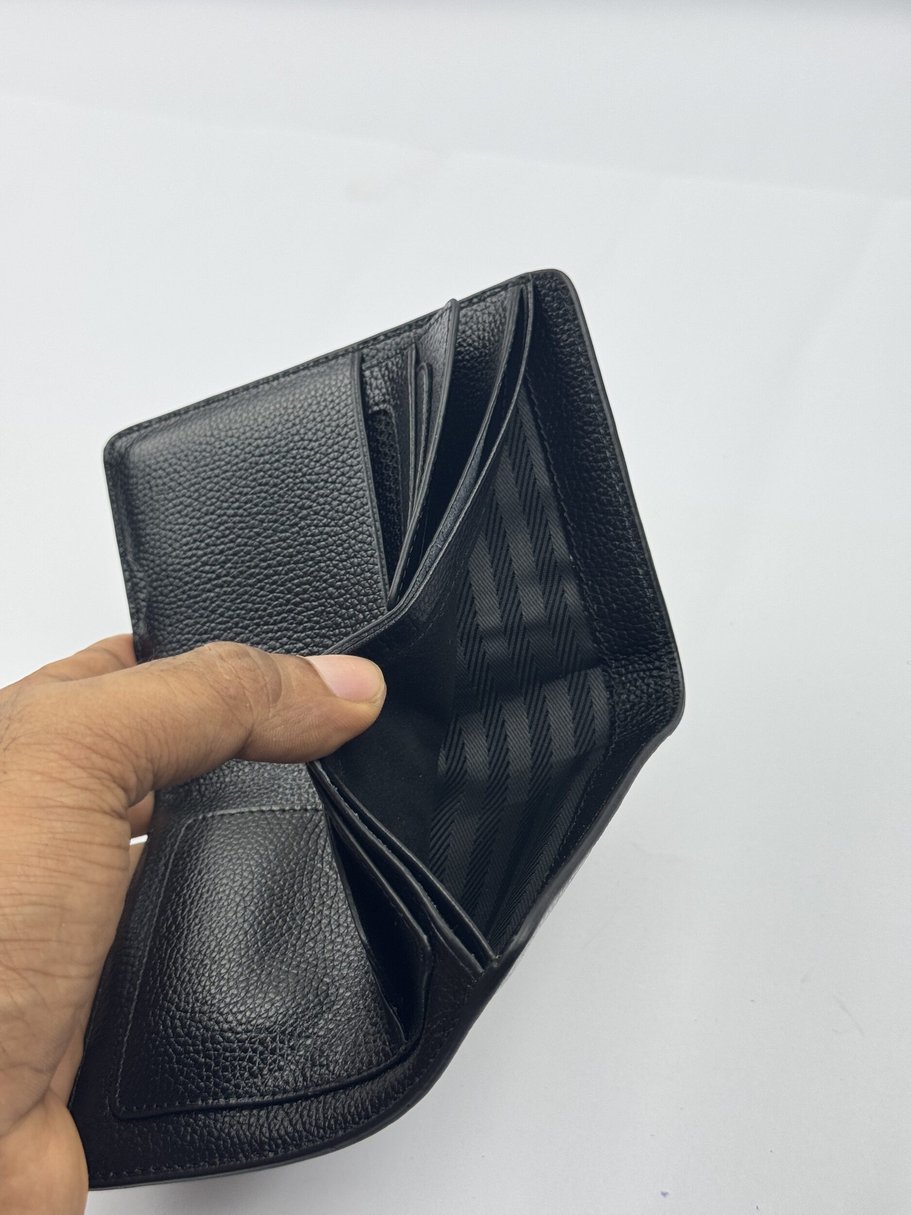 Manifiquo Pebble Grain Black Leather Bi-fold Wallet - Image 6